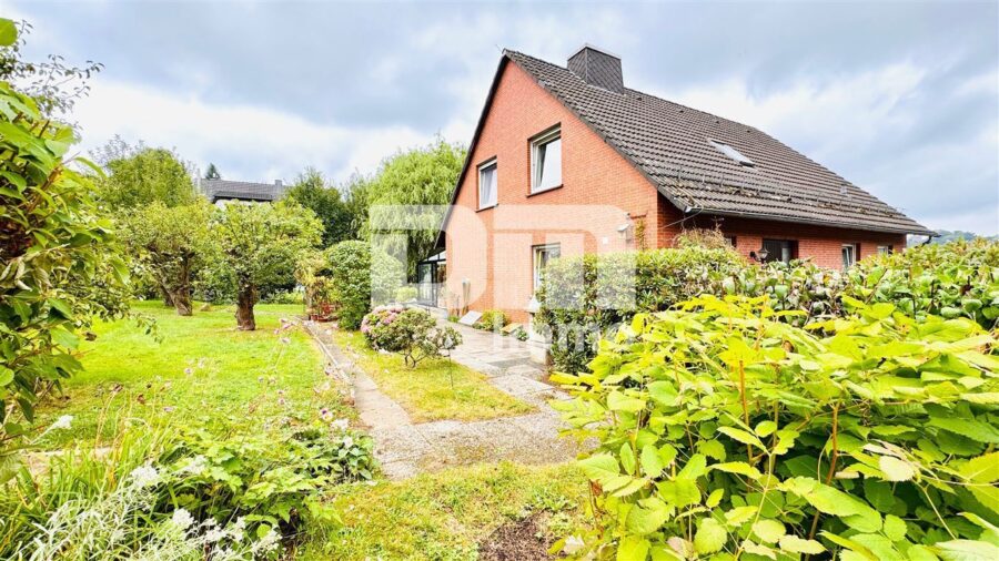 Modernisiertes Einfamilienhaus mit Einliegerwohnung, Wintergarten, Sauna und 2 Garagen - Großer Gartenbereich / Terrasse